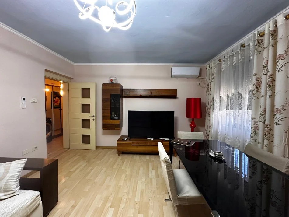 Tirane, jap me qera apartament 2+1 Kati 4, 70 m² 650 € (Rruga Myslym Shyri)