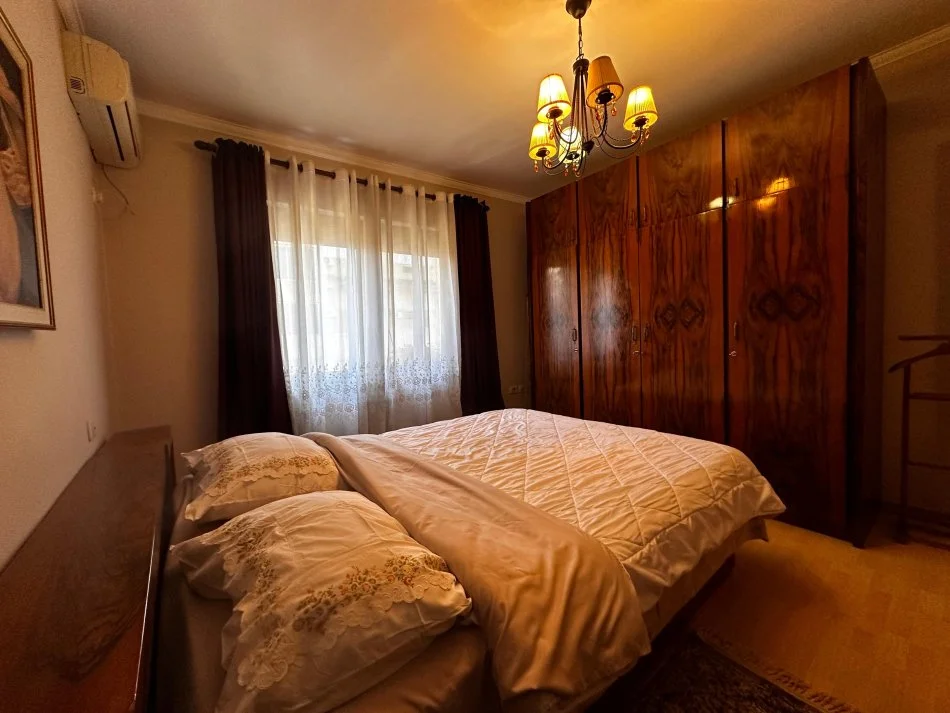 Tirane, jap me qera apartament 2+1 Kati 4, 70 m² 650 € (Rruga Myslym Shyri)
