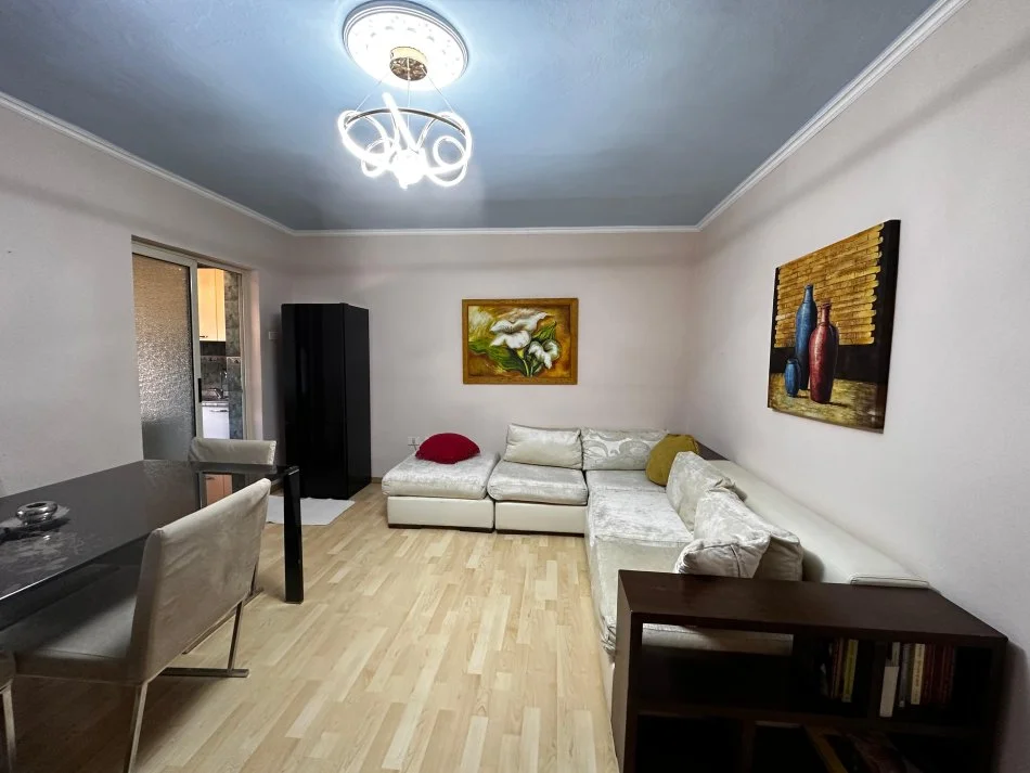 Tirane, jap me qera apartament 2+1 Kati 4, 70 m² 650 € (Rruga Myslym Shyri)