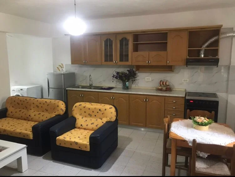 Tirane, jepet me qera apartament 1+1 Kati 1, 50 m² 380 € (Laprak)