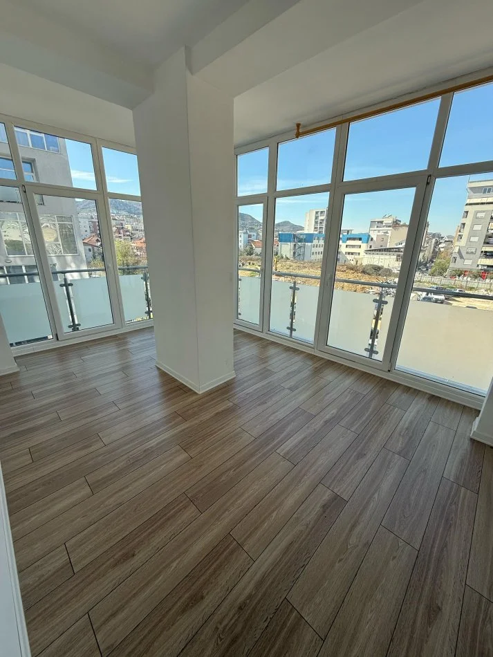 Tirane, jepet me qera apartament 3+1+Ballkon Kati 4, 125 m² 1.499 € (1499)