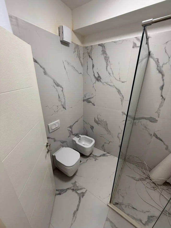 Tirane, jepet me qera apartament 3+1+Ballkon Kati 4, 125 m² 1.499 € (1499)