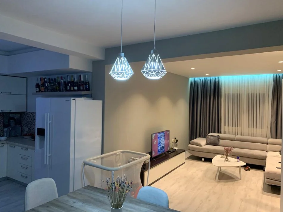 Vlore, shitet shtepi 2+1+Ballkon , 500 m² (Vlore)