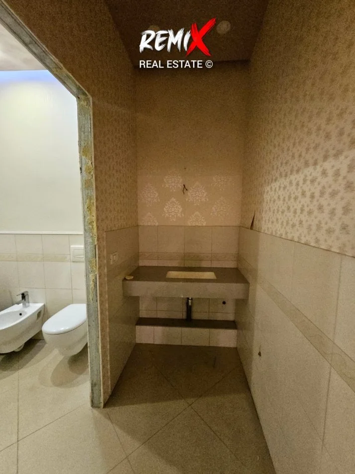 Durres, jepet me qera dyqan Kati 1, 92 m² 850 €