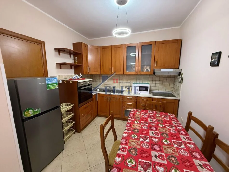 Tirane, jepet me qera apartament 3+1+Ballkon Kati 7, 125 m² 900 € (Mujo Ulqinaku)