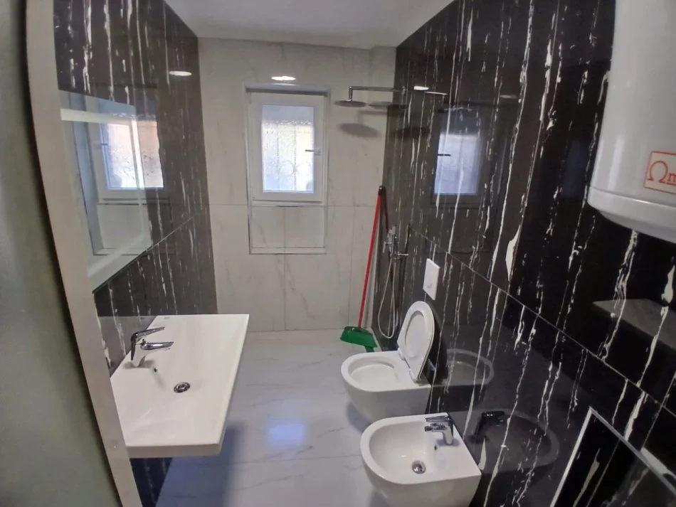 Tirane, shitet apartament 2+1+Ballkon Kati 0, 70 m² 120.000 € (Tregu Elektrik)