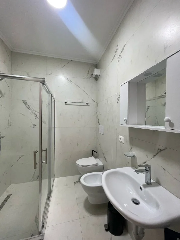 Tirane, jepet me qera apartament 2+1+Ballkon Kati 3, 100 m² 700 € (Astir, River Residence)