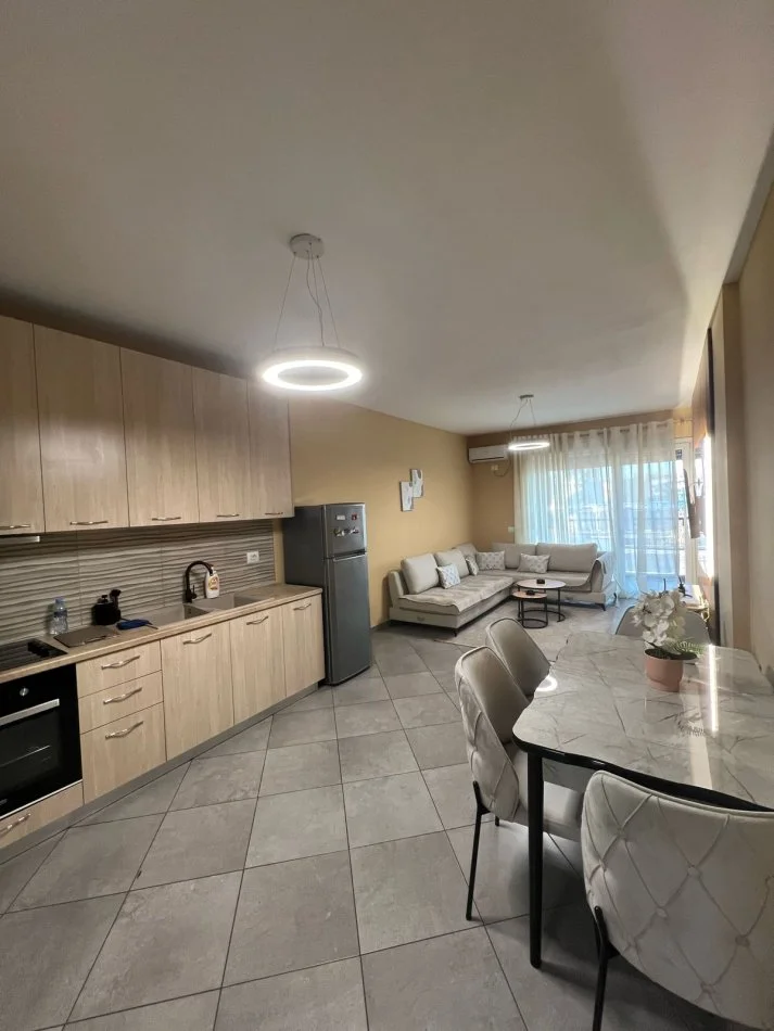 Tirane, jepet me qera apartament 1+1+Ballkon Kati 5, 80 m² 600 € (Rruga Panorama)