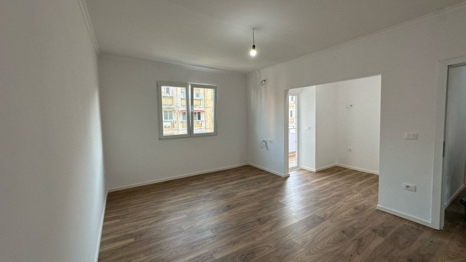 Tirane, shitet apartament 2+1+Ballkon Kati 4, 75 m² 148.000 € (21 Dhjetori)