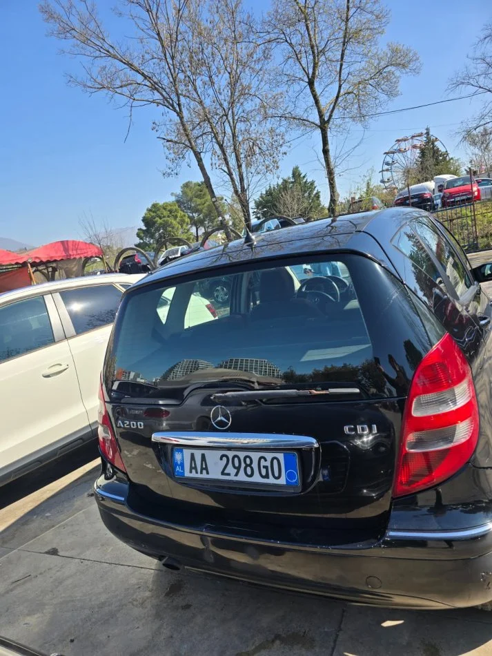 Tirane, shes makine Nafte, e zeze automatik Kondicioner 244.000 km 3.000 €