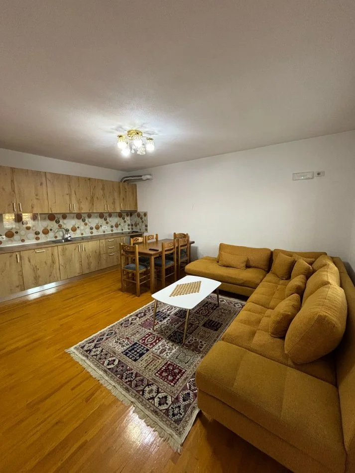 Tirane, jap me qera apartament 2+1+Ballkon Kati 3, 80 m² 450 € (SHKOLLA RREZE DRITE)