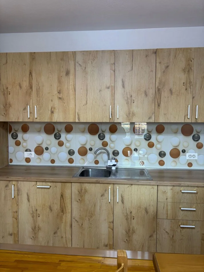 Tirane, jap me qera apartament 2+1+Ballkon Kati 3, 80 m² 450 € (SHKOLLA RREZE DRITE)