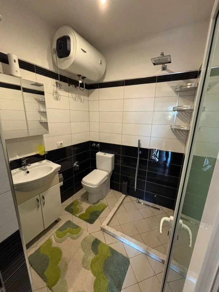 Tirane, jap me qera apartament 2+1+Ballkon Kati 3, 80 m² 450 € (SHKOLLA RREZE DRITE)