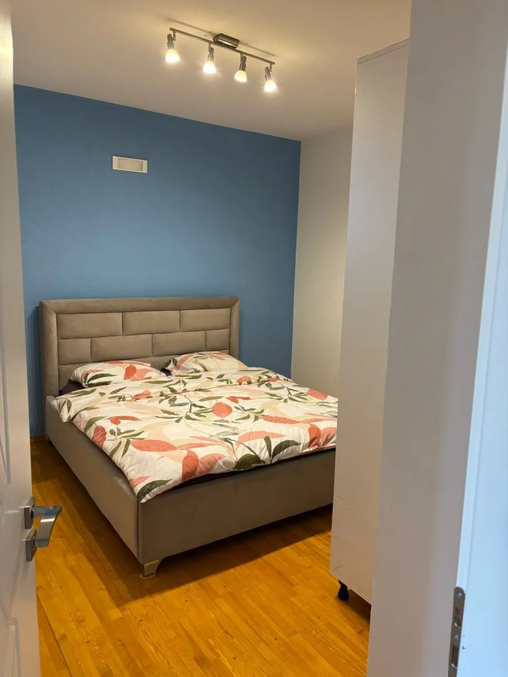 Tirane, jap me qera apartament 2+1+Ballkon Kati 3, 80 m² 450 € (SHKOLLA RREZE DRITE)