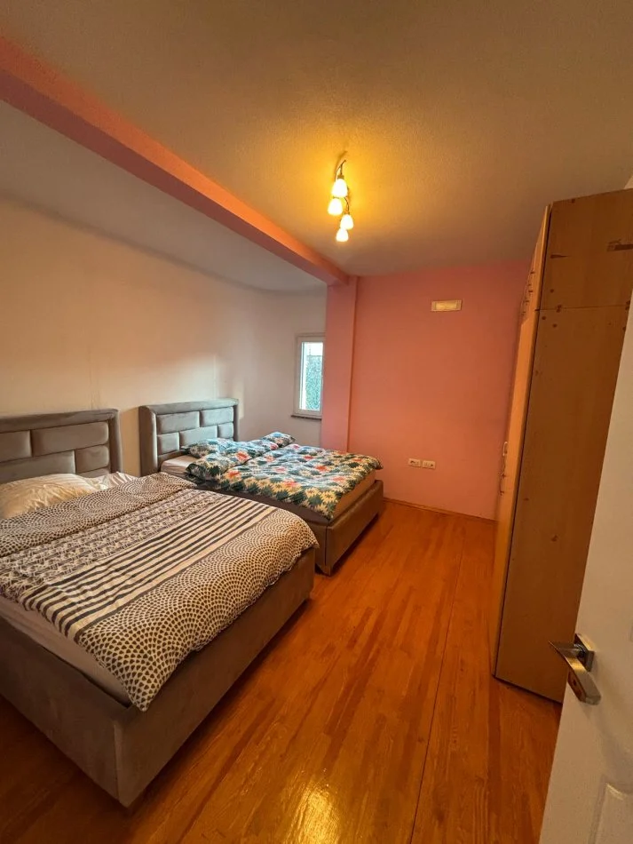 Tirane, jap me qera apartament 2+1+Ballkon Kati 3, 80 m² 450 € (SHKOLLA RREZE DRITE)