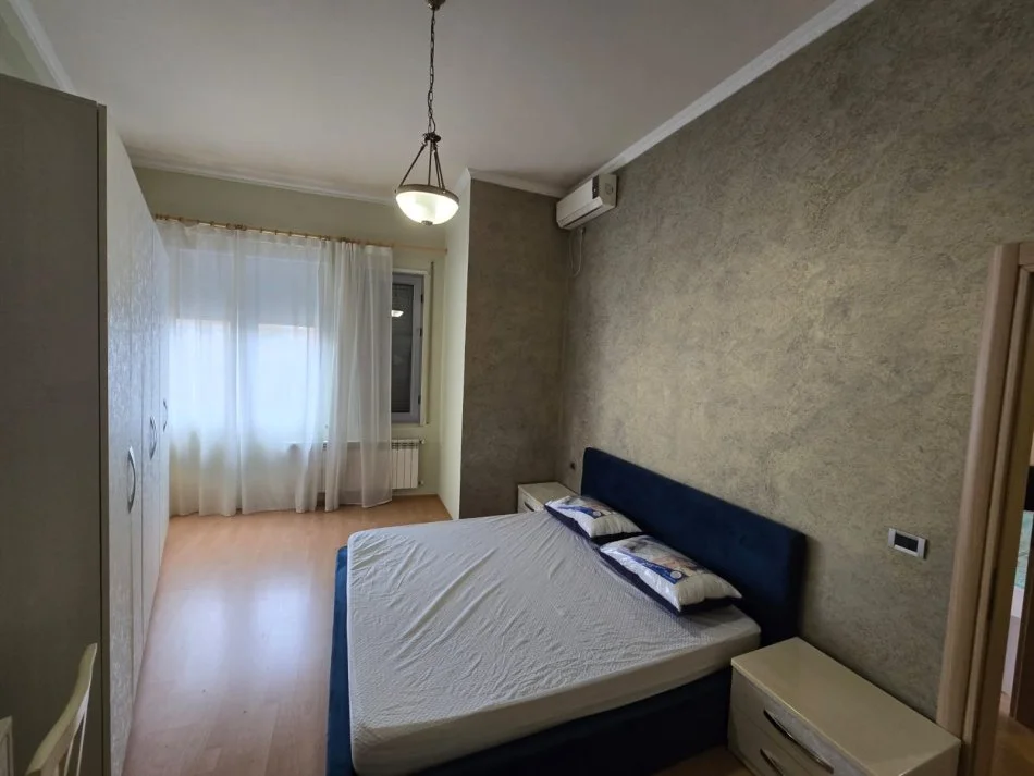 Tirane, jepet me qera apartament 2+1+Ballkon+Parking Kati 2, 105 m² 950 € (Avni Rustemi)