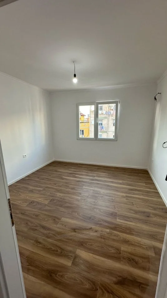 Tirane, shitet 2+1+Ballkon Kati 4, 75 m², Rruga Ndre Mjeda, Perballe Delijorgjit