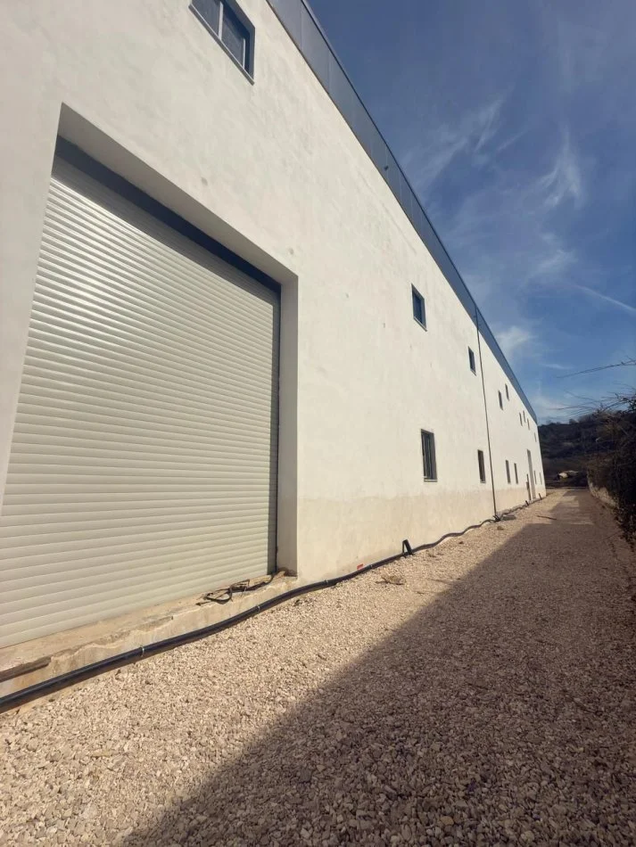 Tirane, jepet me qera magazine Kati 0, 1.200 m² (Kashar)