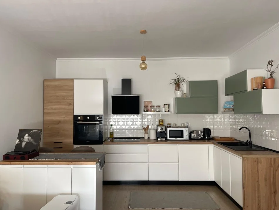 Tirane, jap me qera apartament 1+1+Ballkon Kati 4, 70 m² 600 € (VIVA MARKET)