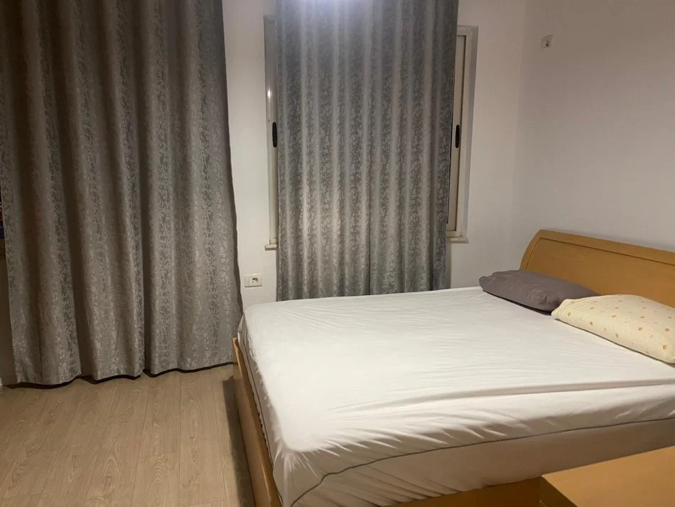 Tirane, jap me qera apartament 1+1+Ballkon Kati 4, 70 m² 600 € (VIVA MARKET)