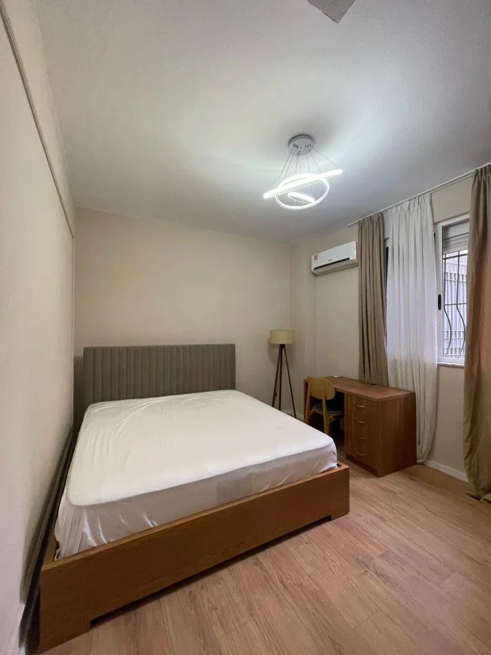 Tirane, jepet me qera apartament 1+1+Ballkon Kati 0, 65 m² (Rruga e Elbasanit, Ambasada Amerikane)