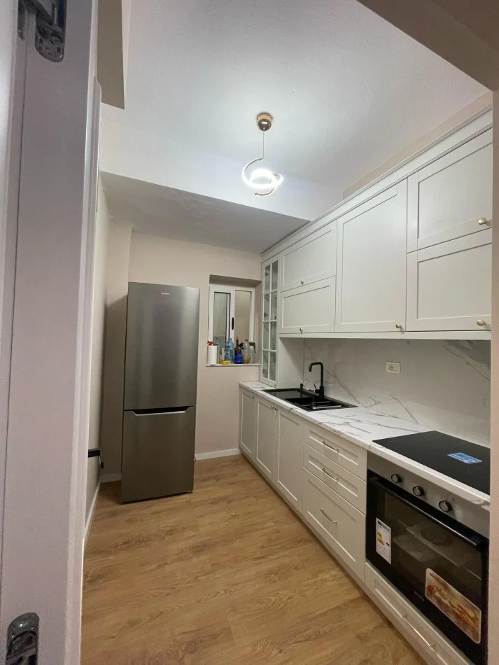 Tirane, jepet me qera apartament 1+1+Ballkon Kati 0, 65 m² (Rruga e Elbasanit, Ambasada Amerikane)