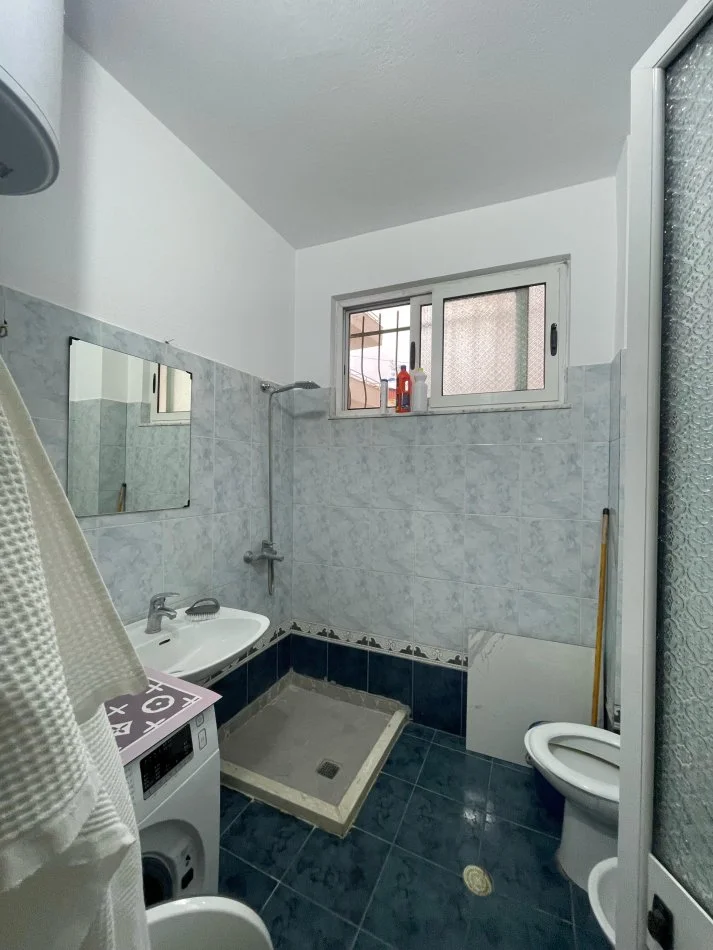 Tirane, jepet me qera apartament 1+1+Ballkon Kati 0, 65 m² (Rruga e Elbasanit, Ambasada Amerikane)