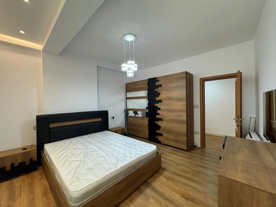 Tirane, jepet me qera apartament 2+1+Aneks+Ballkon Kati 3, 93 m² 700 € (RRUGA IRFAN TOMINI)
