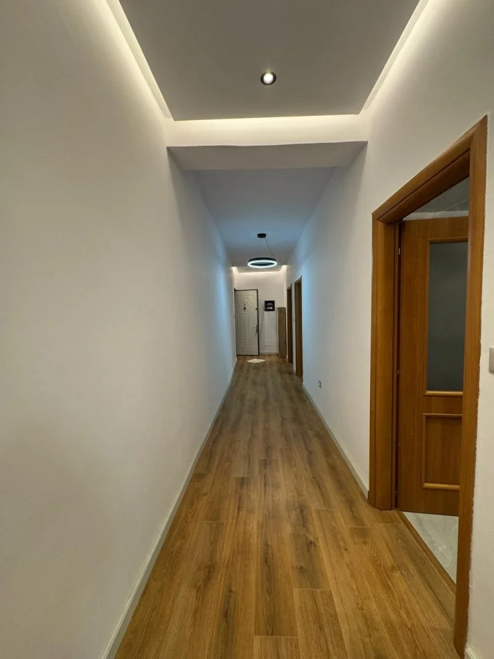Tirane, jepet me qera apartament 2+1+Aneks+Ballkon Kati 3, 93 m² 700 € (RRUGA IRFAN TOMINI)