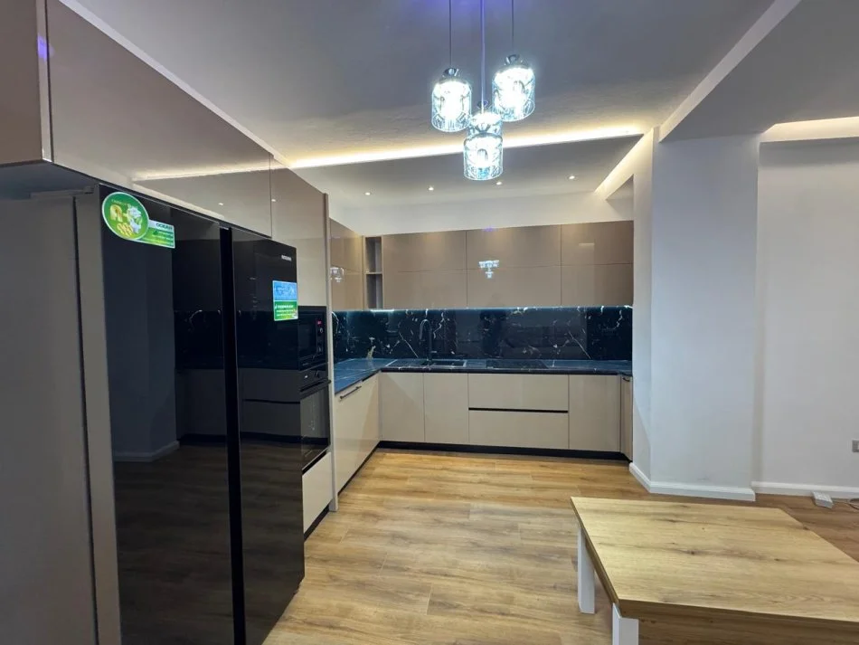 Tirane, jepet me qera apartament 2+1+Aneks+Ballkon Kati 3, 93 m² 700 € (RRUGA IRFAN TOMINI)