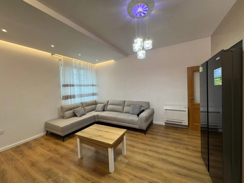 Tirane, jepet me qera apartament 2+1+Aneks+Ballkon Kati 3, 93 m² 700 € (RRUGA IRFAN TOMINI)