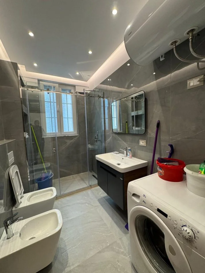 Tirane, jepet me qera apartament 2+1+Aneks+Ballkon Kati 3, 93 m² 700 € (RRUGA IRFAN TOMINI)