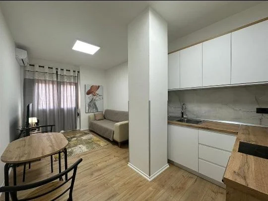 Tirane, jepet me qera apartament 1+1+Ballkon Kati 4, 50 m² 550 € (Rruga e Bogdaneve)
