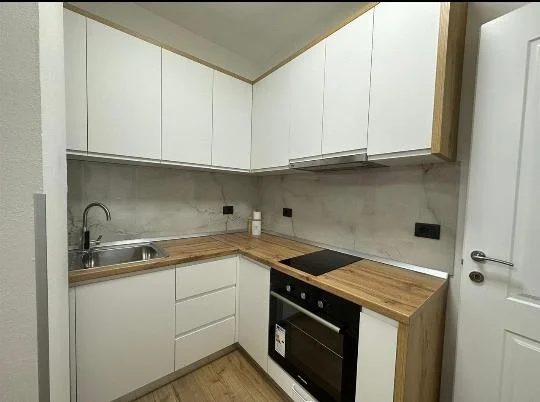 Tirane, jepet me qera apartament 1+1+Ballkon Kati 4, 50 m² 550 € (Rruga e Bogdaneve)