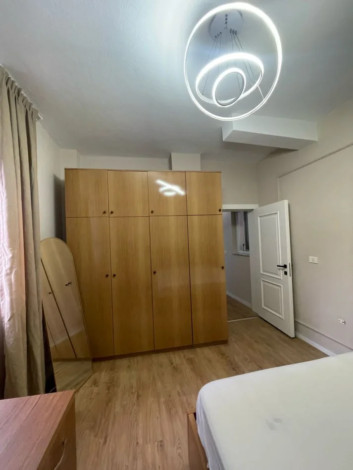 Tirane, jepet me qera apartament 1+1+Ballkon Kati 0, 65 m² 550 € 