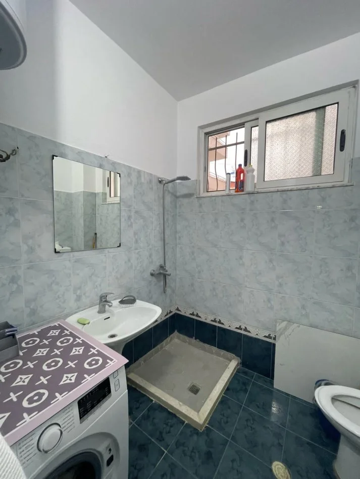 Tirane, jepet me qera apartament 1+1+Ballkon Kati 0, 65 m² 550 € 