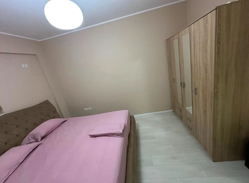 Tirane, jepet me qera apartament 2+1+Aneks+Ballkon Kati 4, 189 m² 1.100 € (Liqeni I That)