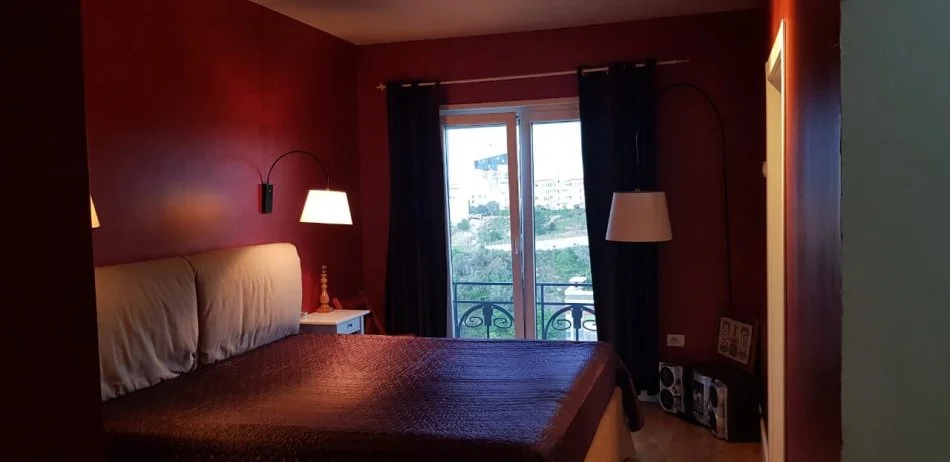 Tirane, jepet me qera apartament 3+1+Ballkon Kati 5, 133 m² 1.100 € (Kodra e Diellit)