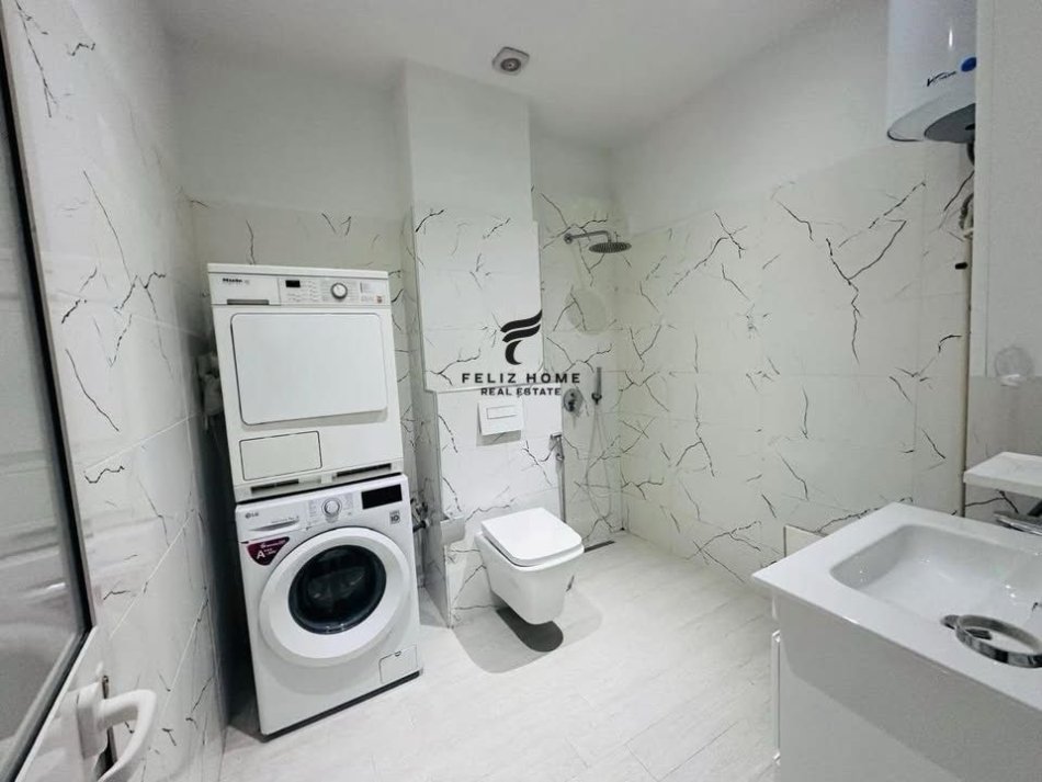 Tirane, jepet me qera garsonier 1+1 Kati 2, 30 m² 470 € (RRUGA E BARRIKADAVE)