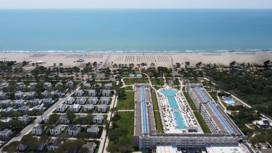 🏠 SHITET: Elite Villa 3 kate: Kuzhine Vec+Depo & Pishine 📍 San Pietro Residence - Gjiri i Lalezit |  Ne vije te Pare nga Deti 1.258 m² ((1.900.000 Euro)) ✨