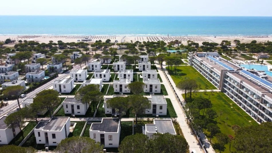 🏠 SHITET: Elite Villa 3 kate: Kuzhine Vec+Depo & Pishine 📍 San Pietro Residence - Gjiri i Lalezit |  Ne vije te Pare nga Deti 1.258 m² ((1.900.000 Euro)) ✨