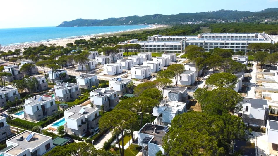 🏠 SHITET: Elite Villa 3 kate: Kuzhine Vec+Depo & Pishine 📍 San Pietro Residence - Gjiri i Lalezit |  Ne vije te Pare nga Deti 1.258 m² ((1.900.000 Euro)) ✨