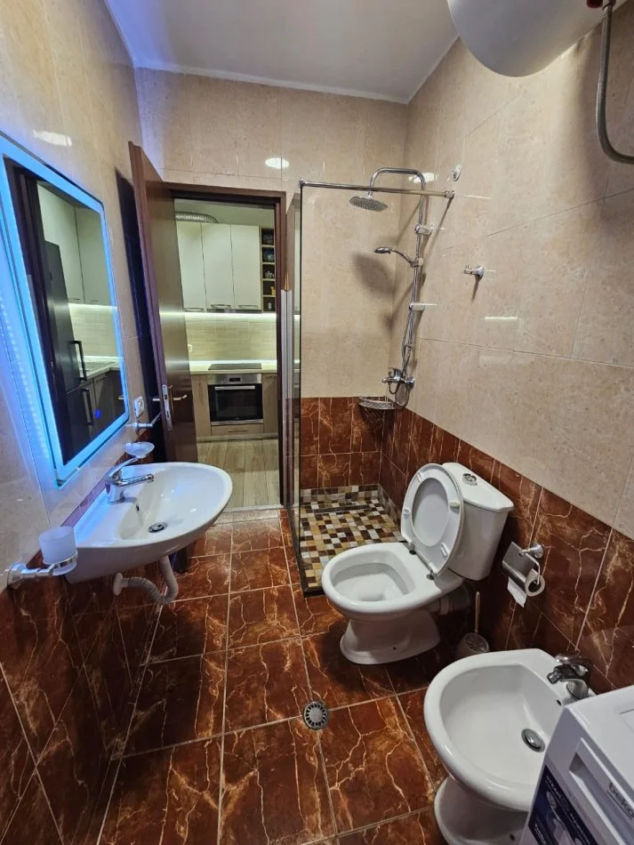 Tirane, jepet me qera apartament 1+1 Kati 4, 60 m² 500 € 