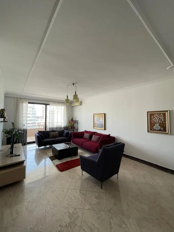 Tirane, jepet me qera 2+1 Kati 8, 800 € (Bllok)