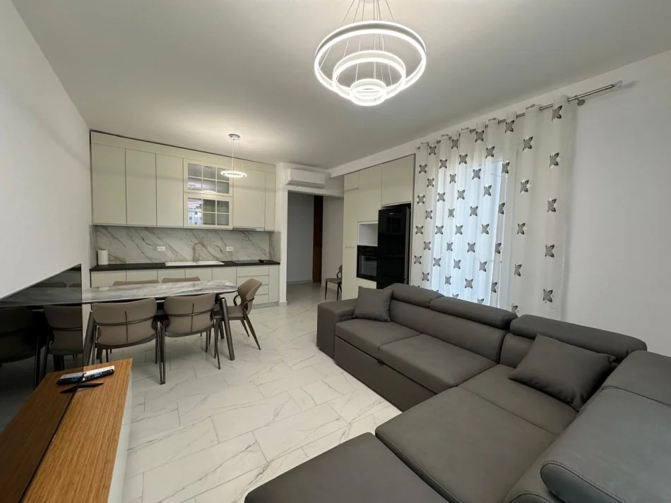 Tirane, jepet me qera apartament 1+1+Ballkon Kati 9, 73 m² 600 €
