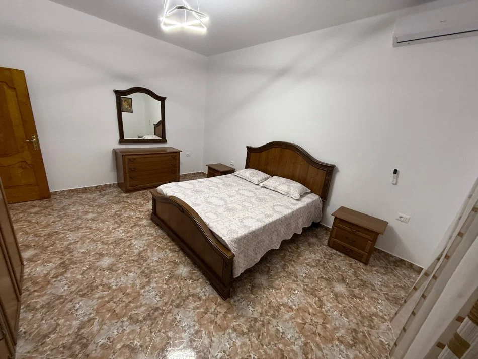 Tirane, jepet me qera apartament 2+1+Ballkon Kati 2, 85 m² 500 € (5 maji)