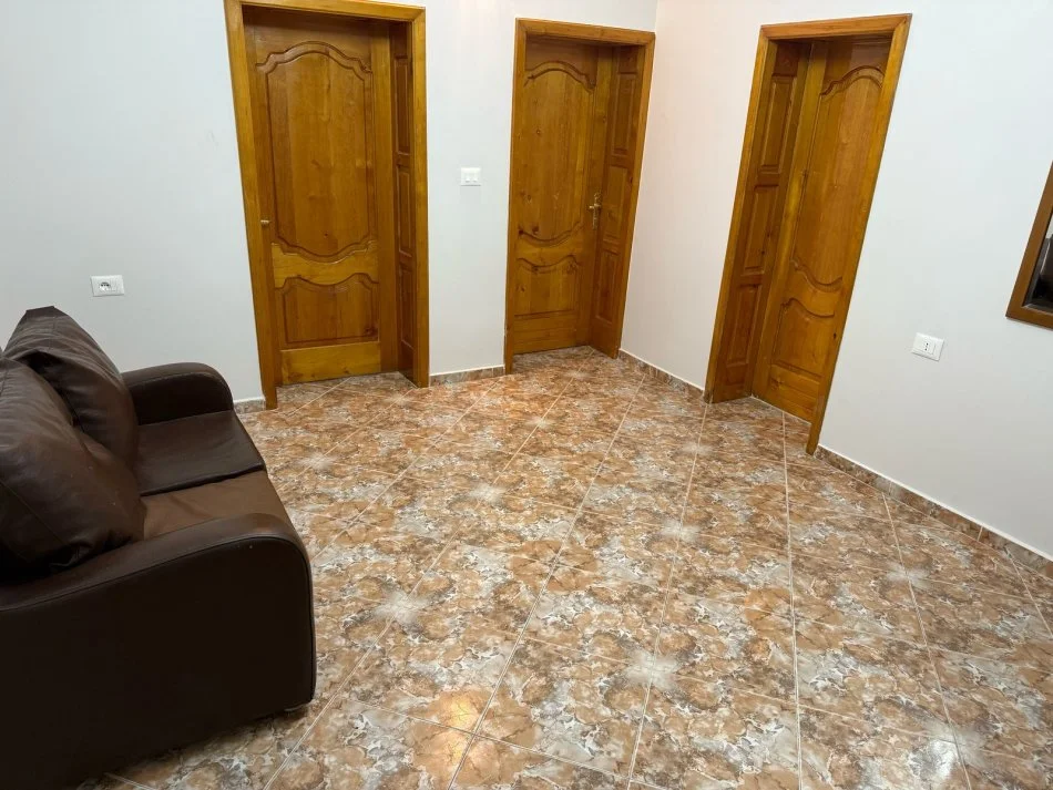 Tirane, jepet me qera apartament 2+1+Ballkon Kati 2, 85 m² 500 € (5 maji)