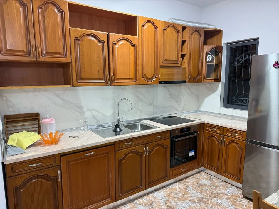 Tirane, jepet me qera apartament 2+1+Ballkon Kati 2, 85 m² 500 € (5 maji)
