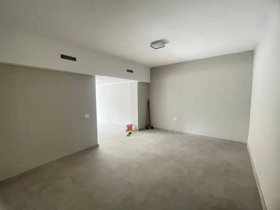 Vlore, shitet dyqan Kati 1, 110 m² 230.000 € (Isa Boletini)