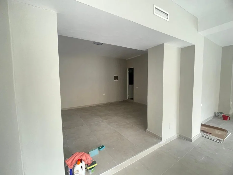 Vlore, shitet dyqan Kati 1, 110 m² 230.000 € (Isa Boletini)